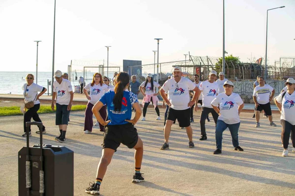 Mersin Büyükşehir Belediyesi tarafından Avrupa Hareketlilik Haftası kapsamında düzenlenen sabah sporu etkinliğinde merke