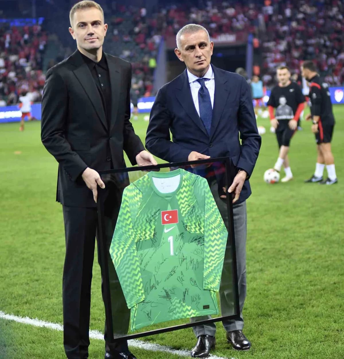 Milli takım kariyerini noktalayan kaleci Mert Günok'a, Fransa-Türkiye Milli maçı öncesinde TFF Başkanı İbrahim Hacıosman