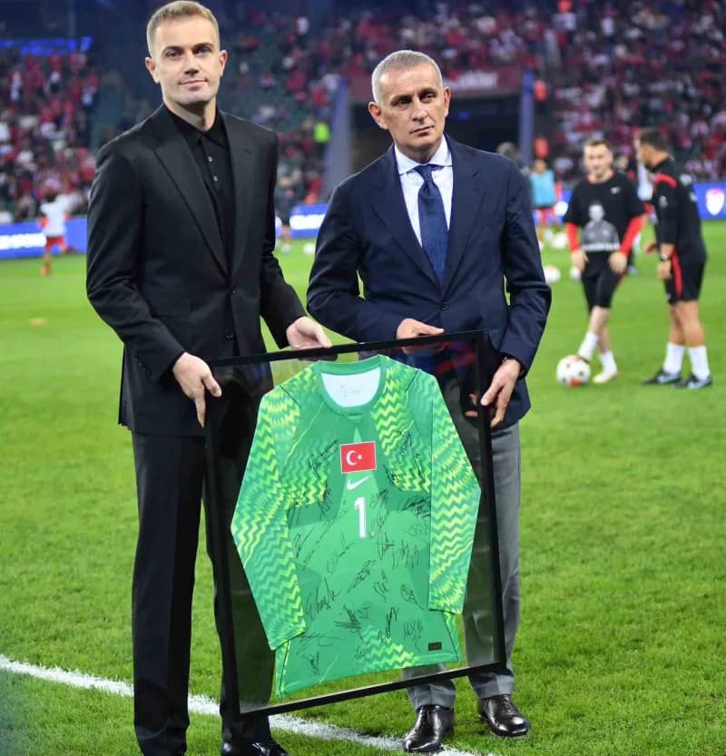Milli takım kariyerini noktalayan kaleci Mert Günok'a, Fransa-Türkiye Milli maçı öncesinde TFF Başkanı İbrahim Hacıosman
