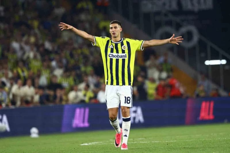 Mert Müldür, Fenerbahçe formasıyla maç sırasında mücadele ederken
