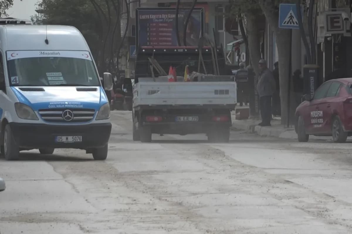 Amasya’nın Merzifon ilçesinde yenilenen içme suyu hattı için kazılıp aylardır onarılamayan yollarda oluşan toz sağlık so