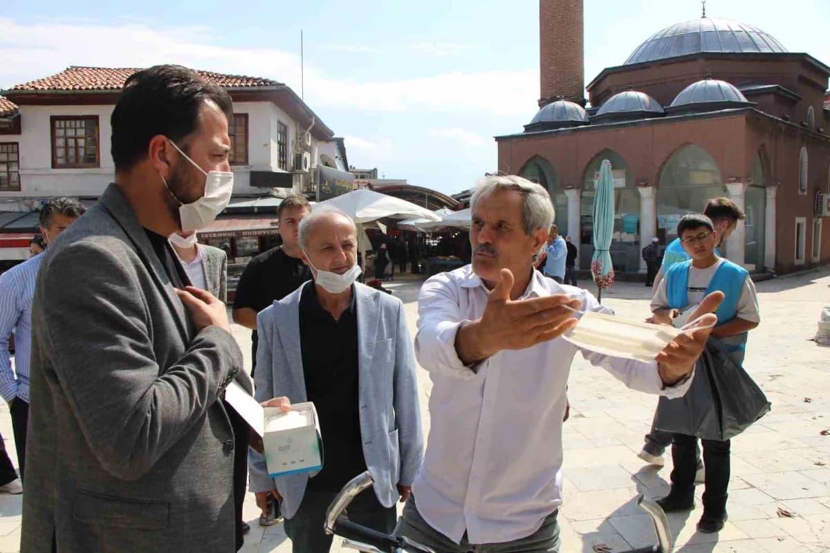 Merzifon ilçesinde yenilenen içme suyu hattı nedeniyle tozlu ve çukurlu yollar, halka maske dağıtımı yapıldı
