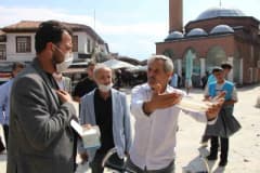 Merzifon ilçesinde yenilenen içme suyu hattı nedeniyle tozlu ve çukurlu yollar, halka maske dağıtımı yapıldı