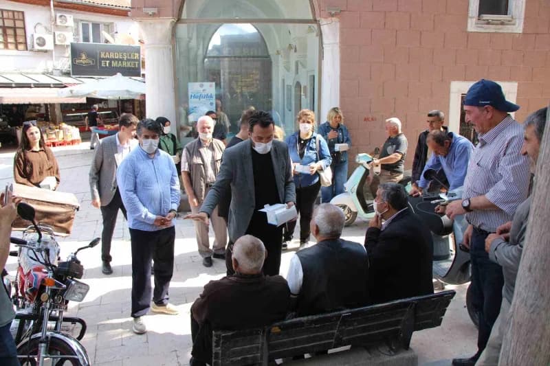 Terzi dükkanında sabahtan temizlediği yerlerin öğlen saatlerine kadar tozla kaplandığından yakınan Zehra Onar ise, "Temi