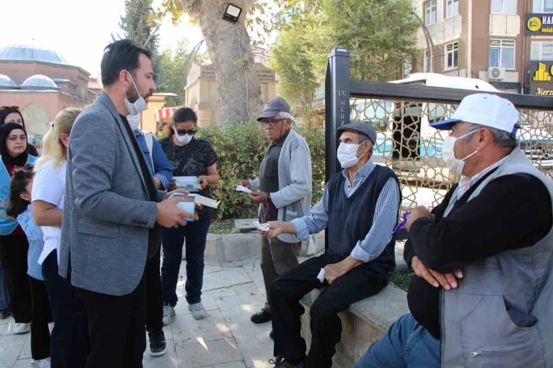 Hava kirliliği uyarısı yapan AK Parti Merzifon İlçe Başkanlığı, toz ve çukurla imtihan olan halka maske dağıtmaya başlad