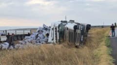 Yozgat Sorgun'da meşe kömürü yüklü tırın devrildiği kaza yerinden görüntü