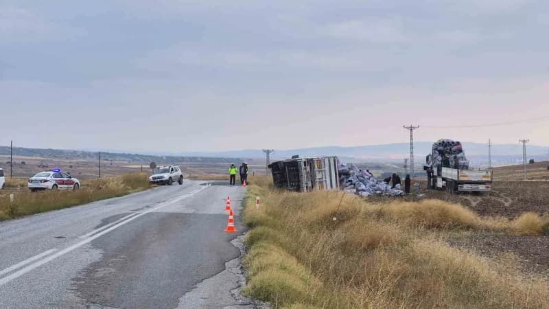 Yozgat’ın Sorgun ilçesinde meşe kömürü yüklü tır devrildi. -