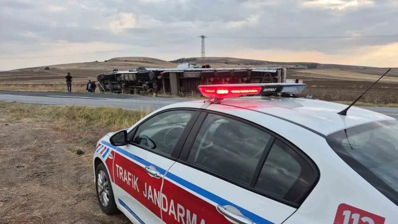 Yozgat’ın Sorgun ilçesinde meşe kömürü yüklü tır devrildi. -