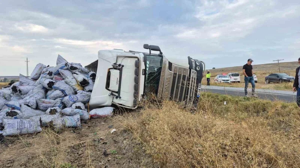 Yozgat’ın Sorgun ilçesinde meşe kömürü yüklü tır devrildi. -