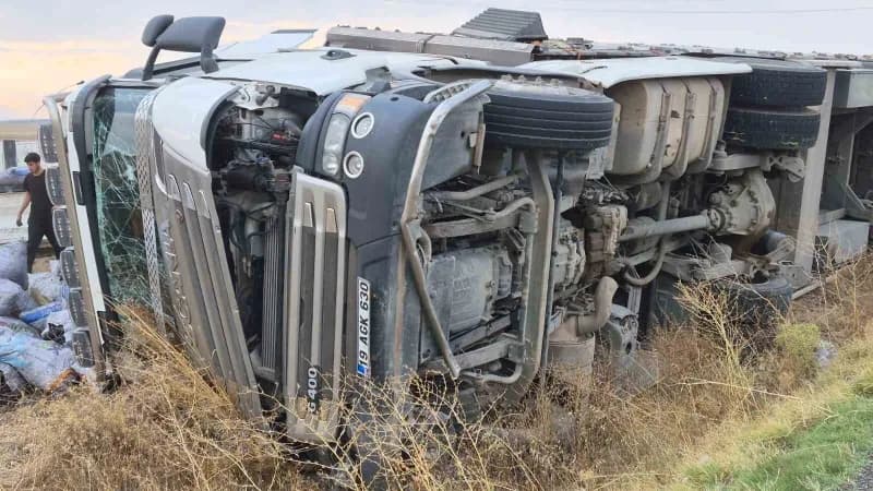 Yozgat’ın Sorgun ilçesinde meşe kömürü yüklü tır devrildi. -