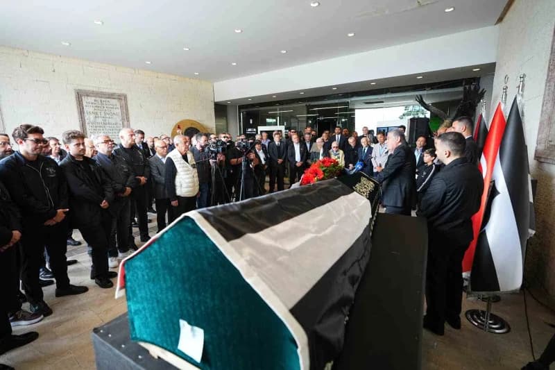 Metin Keçeli için Tüpraş Stadyumu Tarihi Kapı girişinde düzenlenen anma töreninden bir kare