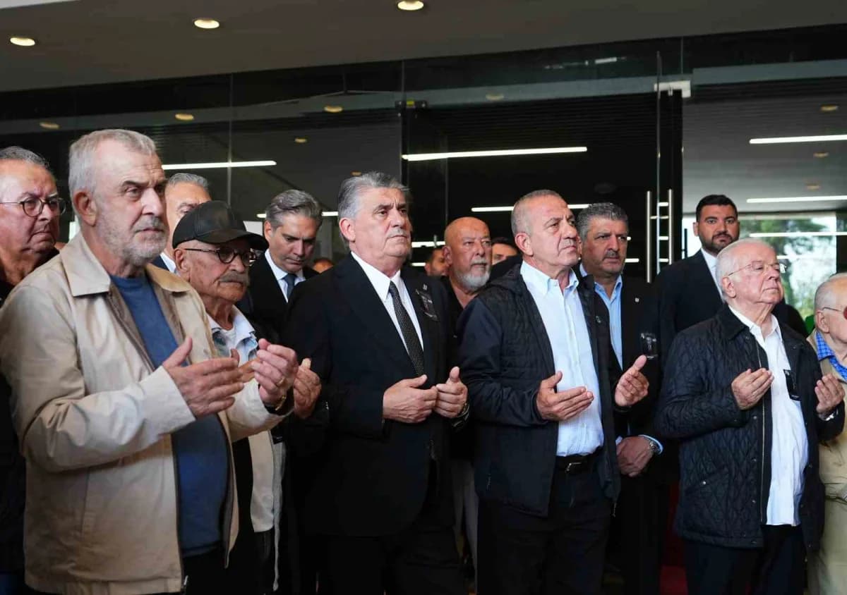 Vefat eden eski Beşiktaş Yönetim Kurulu ve Divan Kurulu Üyesi Metin Keçeli için Tüpraş Stadyumu'nda tören düzenlendi.