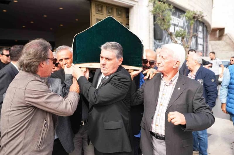 Vefat eden eski Beşiktaş Yönetim Kurulu ve Divan Kurulu Üyesi Metin Keçeli için Tüpraş Stadyumu'nda tören düzenlendi.