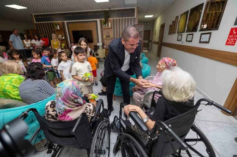 Mezitli’de Avrupa Hareketlilik Haftası etkinliğinde çocuklar ve büyükler bir arada sohbet ediyor
