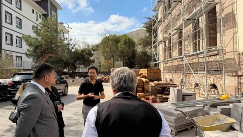 MHP Bandırma teşkilatı tarihi yapının restorasyon projesini yerinde incelerken