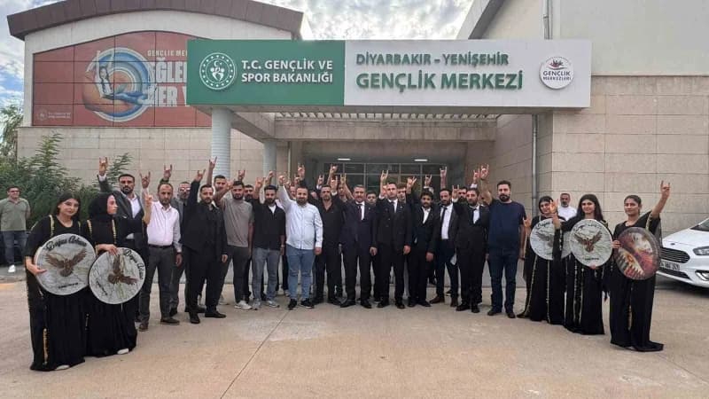 MHP Diyarbakır İl Başkanı Hasan Özcoşkun gençlik buluşmasında konuşma yapıyor