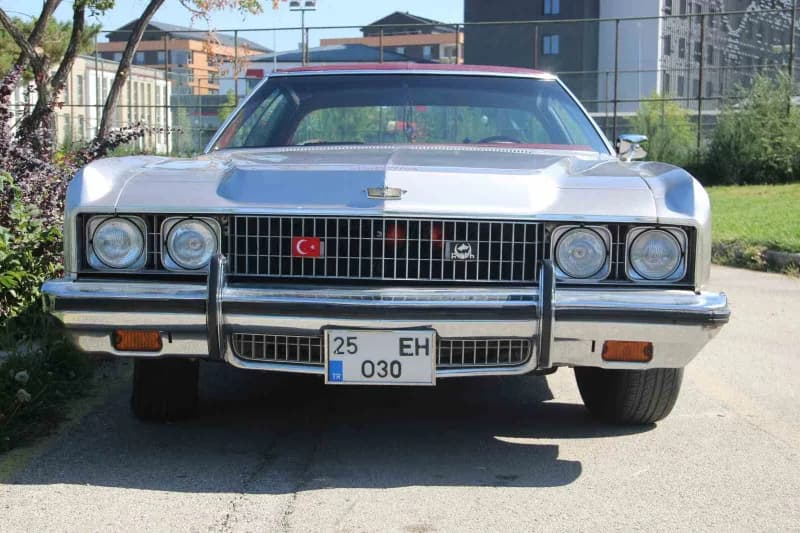 Erzurum’da esnaf Haluk Ertek’in sahibi olduğu 1973 model Chevrolet Caprice Classic, Alparslan Türkeş’in ilk sahibi olduğ