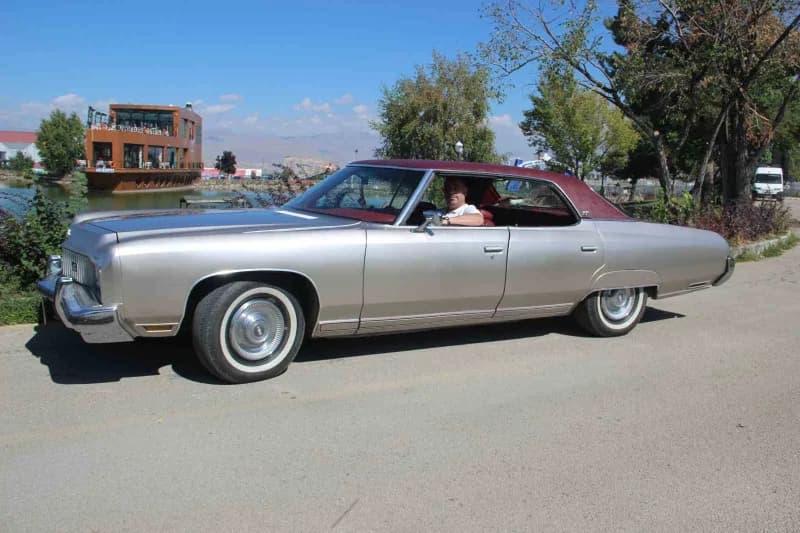 Erzurum’da esnaf Haluk Ertek’in sahibi olduğu 1973 model Chevrolet Caprice Classic, Alparslan Türkeş’in ilk sahibi olduğ