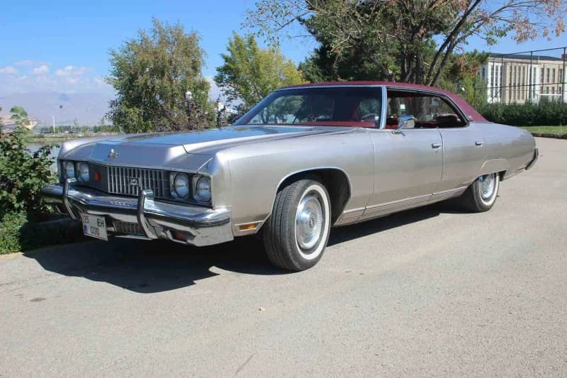 Erzurum’da esnaf Haluk Ertek’in sahibi olduğu 1973 model Chevrolet Caprice Classic, Alparslan Türkeş’in ilk sahibi olduğ