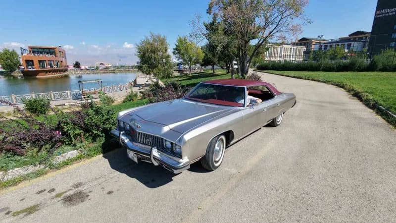 Erzurum’da esnaf Haluk Ertek’in sahibi olduğu 1973 model Chevrolet Caprice Classic, Alparslan Türkeş’in ilk sahibi olduğ