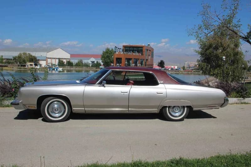 Erzurum’da esnaf Haluk Ertek’in sahibi olduğu 1973 model Chevrolet Caprice Classic, Alparslan Türkeş’in ilk sahibi olduğ