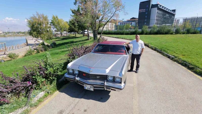 Erzurum’da esnaf Haluk Ertek’in sahibi olduğu 1973 model Chevrolet Caprice Classic, Alparslan Türkeş’in ilk sahibi olduğ