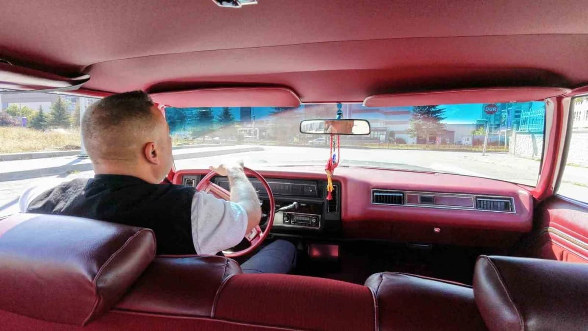 Erzurum’da esnaf Haluk Ertek’in sahibi olduğu 1973 model Chevrolet Caprice Classic, Alparslan Türkeş’in ilk sahibi olduğ