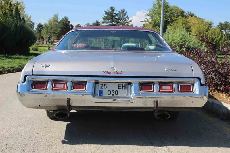 Erzurum’da esnaf Haluk Ertek’in sahibi olduğu 1973 model Chevrolet Caprice Classic, Alparslan Türkeş’in ilk sahibi olduğ