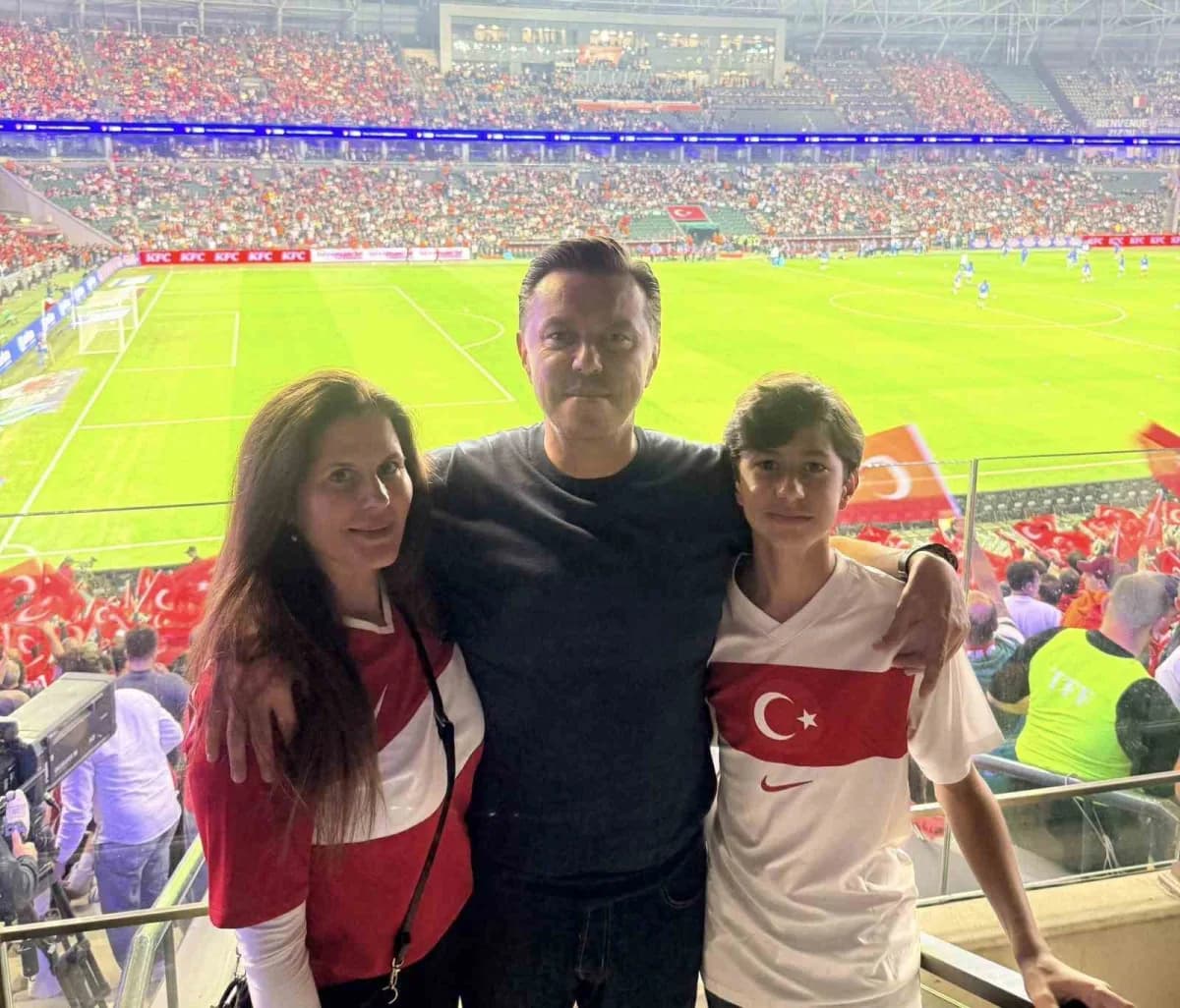 Milletvekili Nebi Hatipoğlu ve ailesi Türkiye-Fransa maçını tribünden izliyor