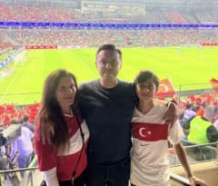 Milletvekili Nebi Hatipoğlu ve ailesi Türkiye-Fransa maçını tribünden izliyor