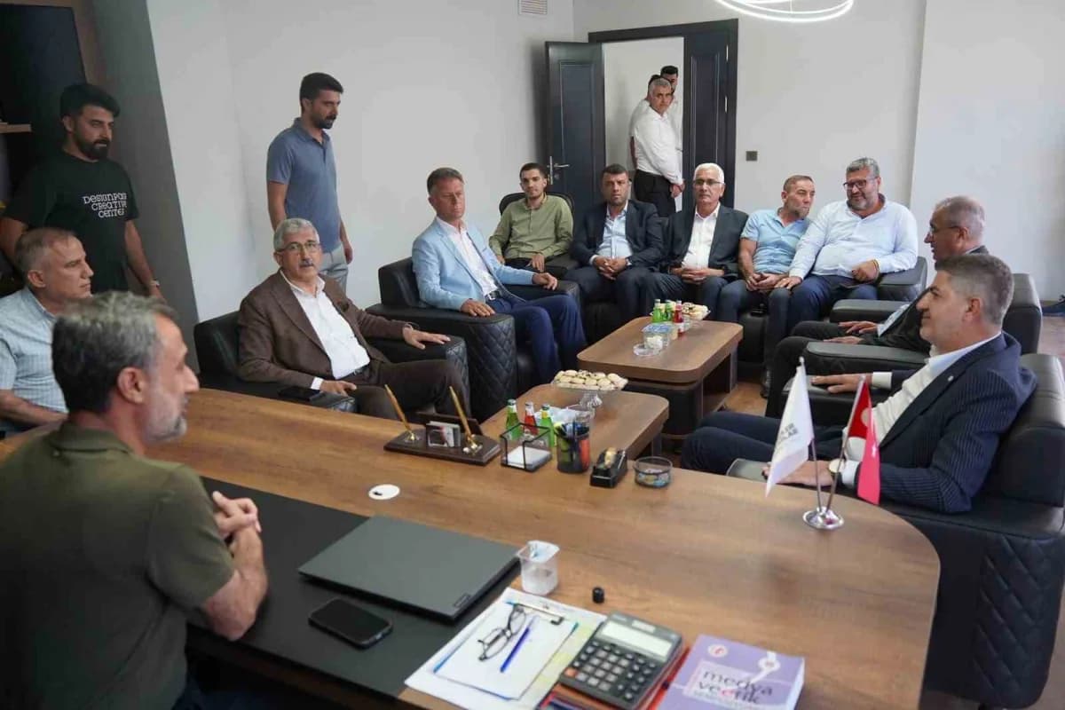 Milletvekili İshak Şan ve Belediye Başkanı Mehmet Can Hallaç, Kahta Gazeteciler ve Yazarlar Cemiyeti ziyaretinde basın m