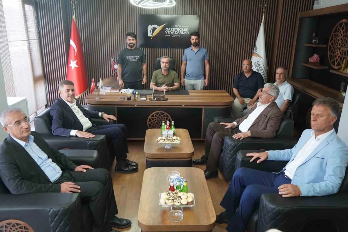 AK Parti Adıyaman Milletvekili İshak Şan ve Kahta Belediye Başkanı Mehmet Can Hallaç, Kahta Gazeteciler ve Yazarlar Cemi