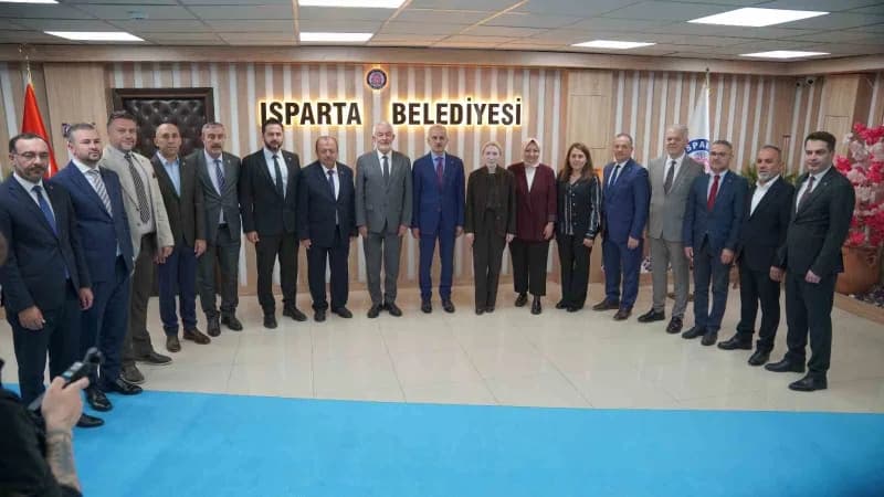 Ulaştırma ve Altyapı Bakanı Abdulkadir Uraloğlu, Isparta Belediye Başkanı Şükrü Başdeğirmen ve beraberindekiler