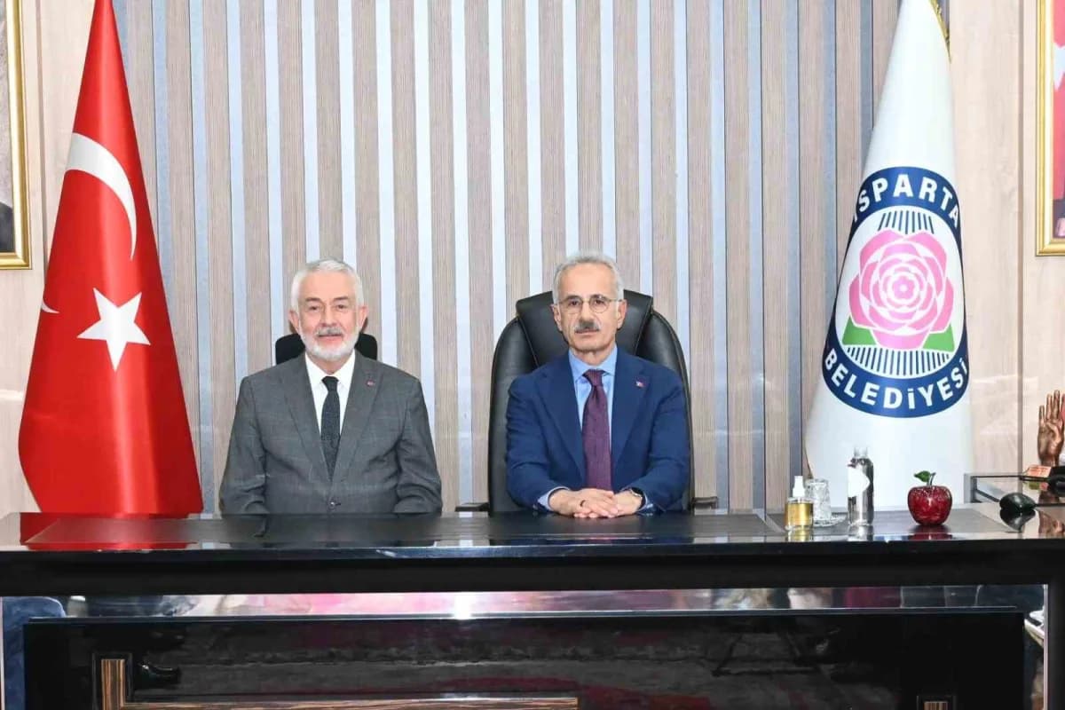 Isparta Belediye Başkanı Şükrü Başdeğirmen ve Ulaştırma ve Altyapı Bakanı Abdulkadir Uraloğlu