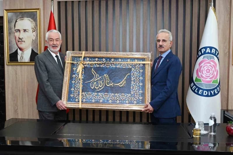 Isparta Belediye Başkanı Şükrü Başdeğirmen ve Ulaştırma ve Altyapı Bakanı Abdulkadir Uraloğlu