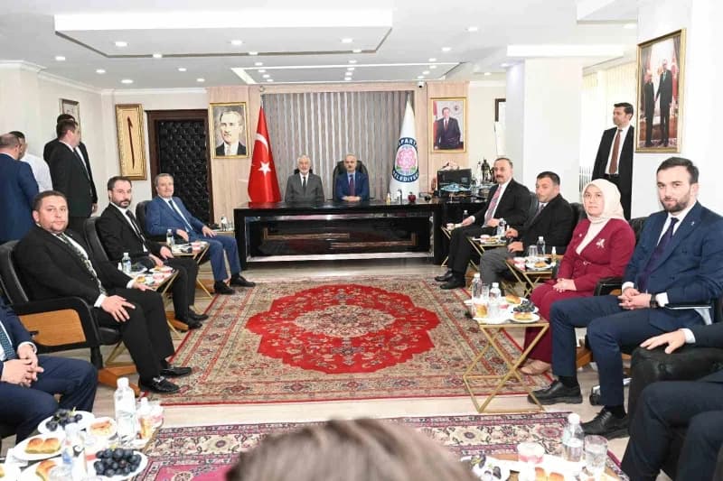 Ulaştırma ve Altyapı Bakanı Abdulkadir Uraloğlu, Isparta Belediye Başkanı Şükrü Başdeğirmen’i ziyaretinin ardından Ulaşt