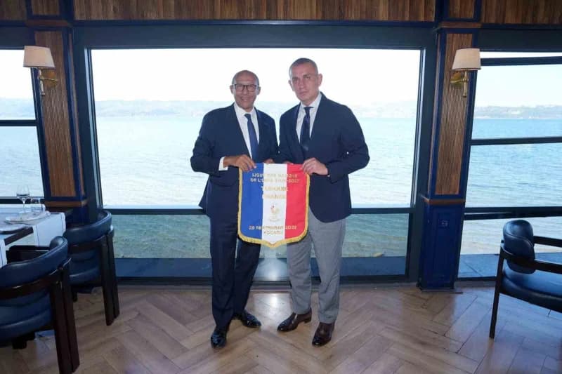 Sapanca’da düzenlenen resmi maç yemeğinde Türkiye ve Fransa futbol federasyonlarının yöneticileri bir arada