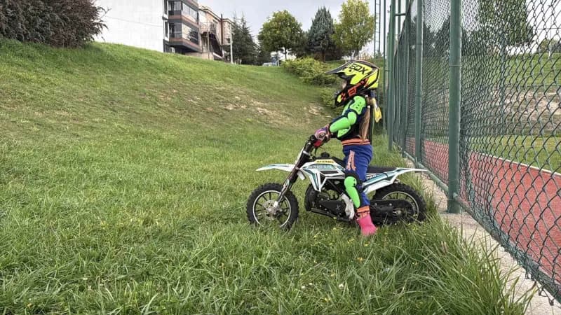 Arazi ve pistlerde ayakta sürüş ile rampa tırmanışları yapan minik İkra, gelecekte milli motosikletçi Kenan Sofuoğlu’nun
