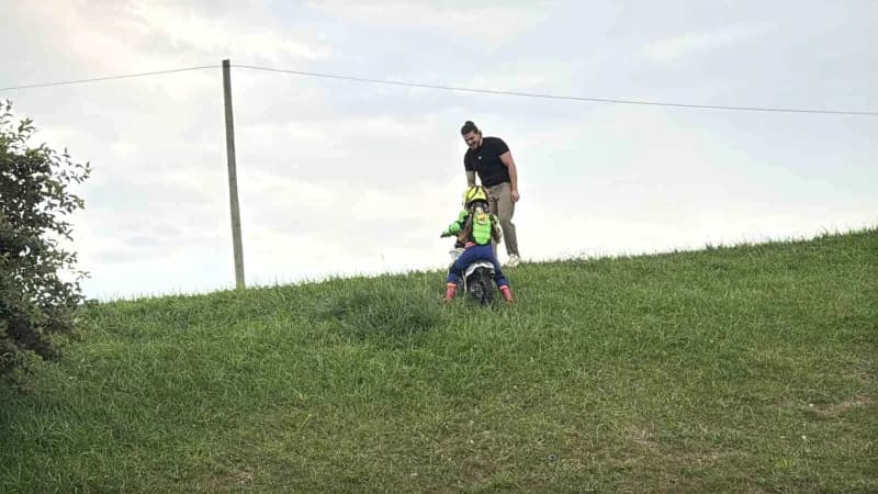 Arazi ve pistlerde ayakta sürüş ile rampa tırmanışları yapan minik İkra, gelecekte milli motosikletçi Kenan Sofuoğlu’nun