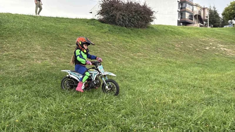 Arazi ve pistlerde ayakta sürüş ile rampa tırmanışları yapan minik İkra, gelecekte milli motosikletçi Kenan Sofuoğlu’nun