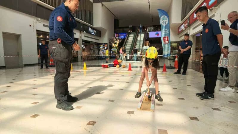 Kayseri Büyükşehir Belediyesi İtfaiye Daire Başkanlığı ekipleri; İtfaiyecilik Haftası kapsamında alışveriş merkezinde ço
