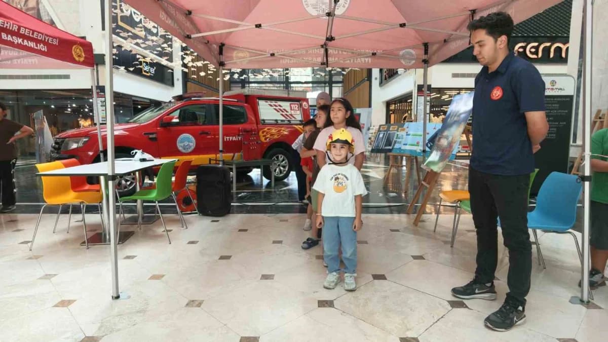 Kayseri Büyükşehir Belediyesi İtfaiye Daire Başkanlığı ekipleri; İtfaiyecilik Haftası kapsamında alışveriş merkezinde ço