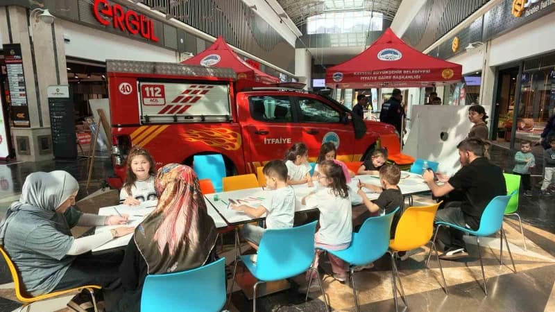 Kayseri Büyükşehir Belediyesi İtfaiye Daire Başkanlığı ekipleri; İtfaiyecilik Haftası kapsamında alışveriş merkezinde ço