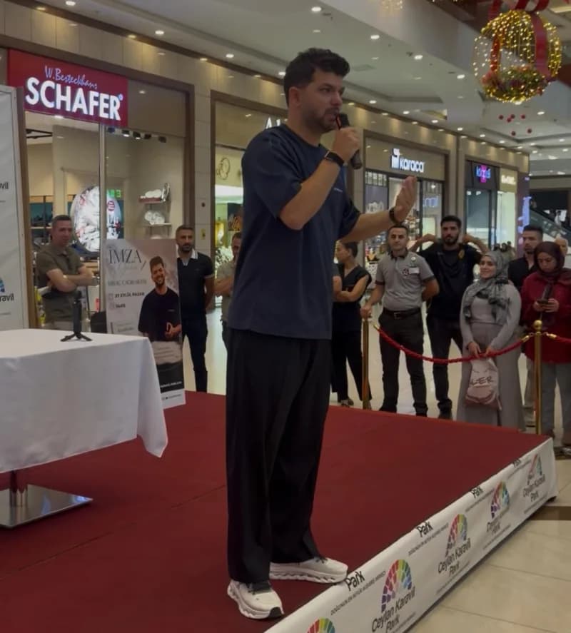 Ünlü yazar Miraç Çağrı Aktaş, Ceylan Karavil Park AVM’de düzenlenen imza günü etkinliğinde okurlarıyla bir araya geldi.