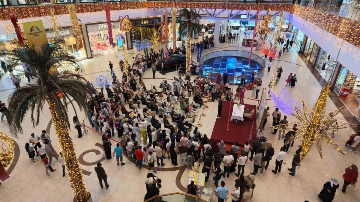 Miraç Çağrı Aktaş, Ceylan Karavil Park AVM’de okurlarıyla imza günü etkinliğinde bir arada