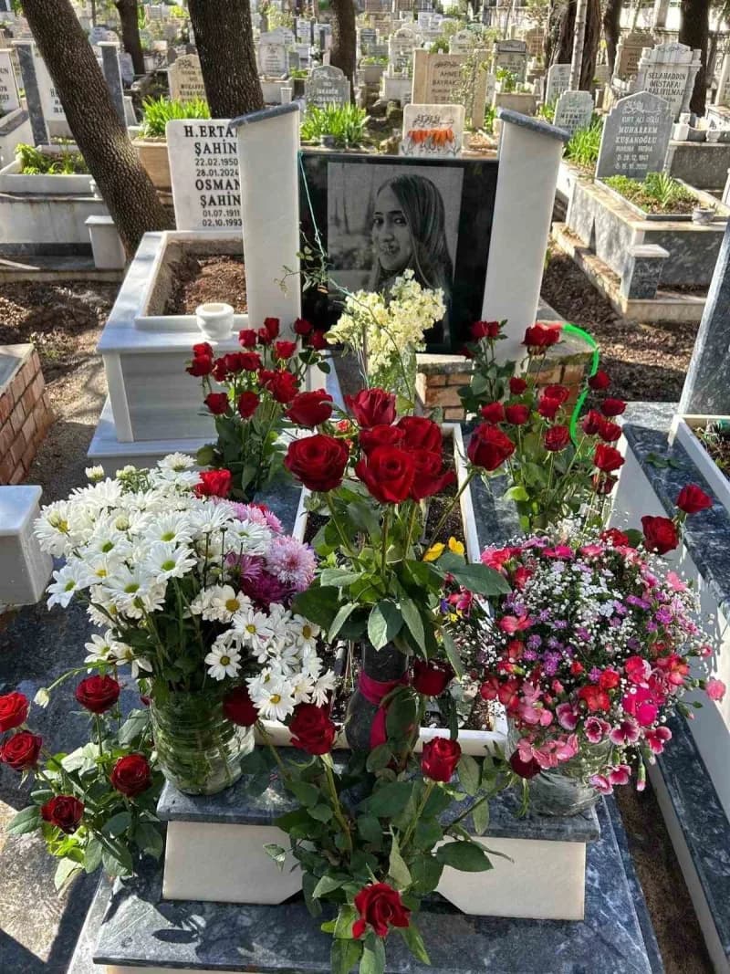 Antalya'da miyom ameliyatı sırasında 33 yaşında hayatını kaybeden Gülşah Gizem Angı'nın mezarı (Arşiv)
