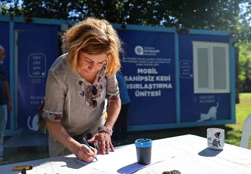 Sokakta baktığı kedileri kısırlaştırmak için Mobil Kısırlaştırma Ünitesi'ne getiren Sevil Akman, "Bu çalışmayı çok fayda
