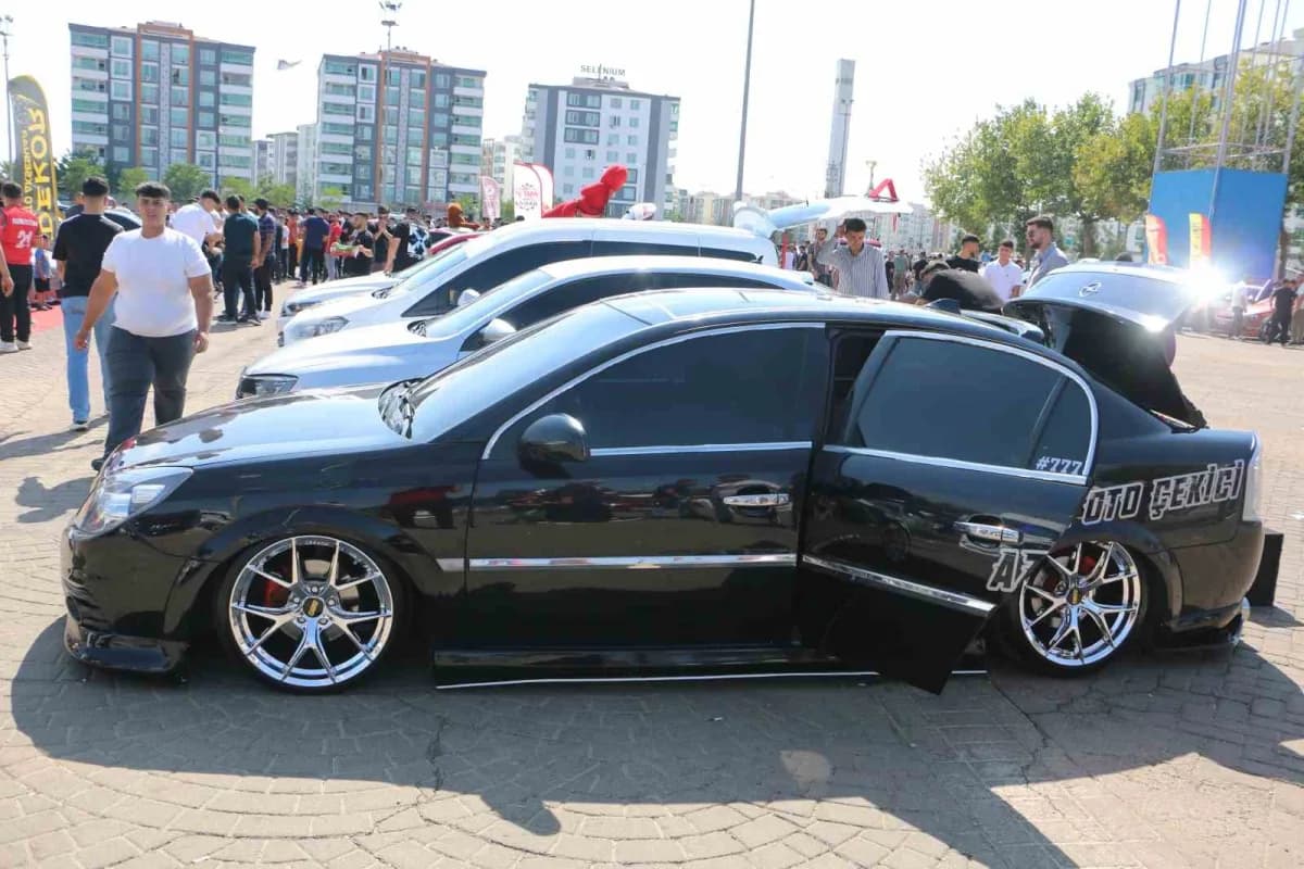 Diyarbakır Nevruz Park’ta düzenlenen Tuning Fest 2026’da modifiye araçlar sergileniyor
