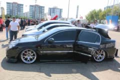 Diyarbakır Nevruz Park’ta düzenlenen Tuning Fest 2026’da modifiye araçlar sergileniyor