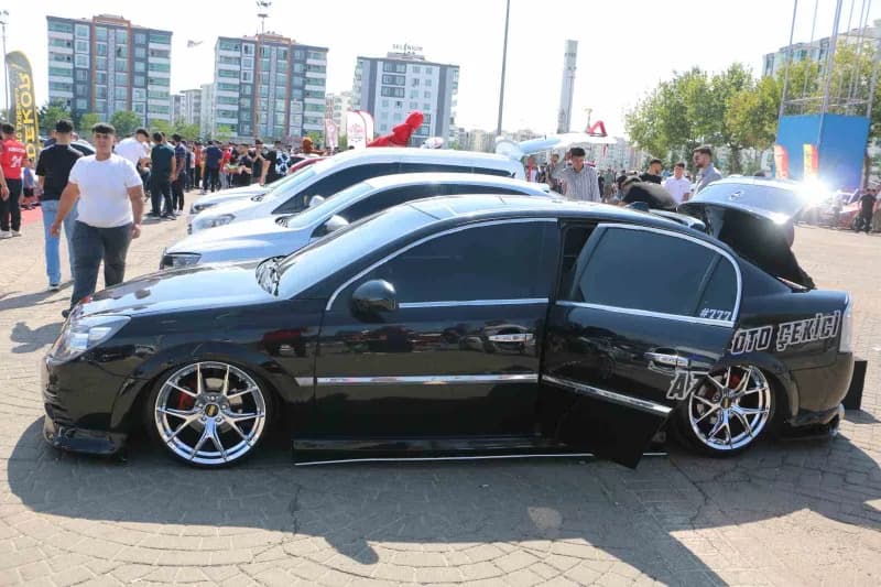 Diyarbakır Nevruz Park’ta düzenlenen Tuning Fest 2026’da modifiye araçlar sergileniyor